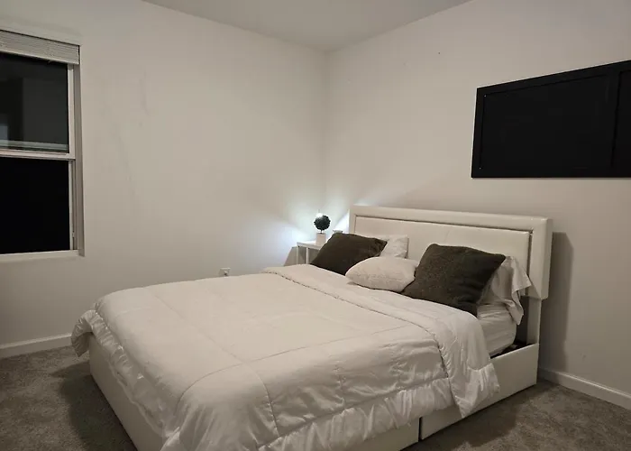 Modern Stylish Retreat Near *