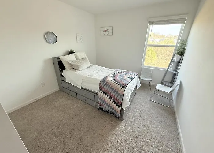 Modern Stylish Retreat Near Holiday home *