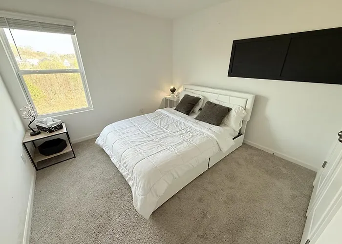 Modern Stylish Retreat Near Holiday home *